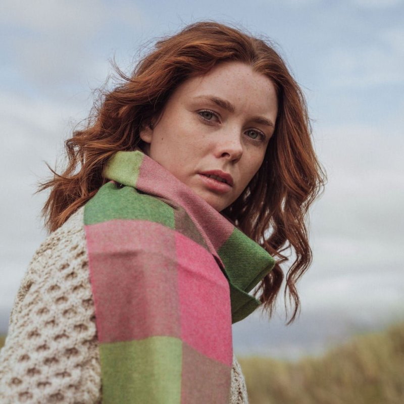 Echarpe fine mérinos – rose et verte à carreaux – John Hanly - sur modèle