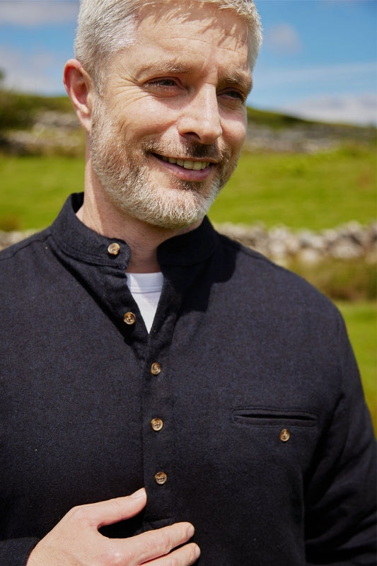 Chemise Grand-père en flanelle de coton - sergé bleu marine et noire - Lee Valley - sur modèle, détail