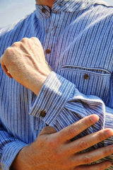Chemise Grand-père en flanelle de coton - rayures blanches sur fond gris foncé - Lee Valley - détail poignet