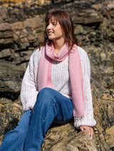 Echarpe en laine d’agneau mérinos – Fleur de cerisier à chevrons – McNutt of Donegal - sur modèle