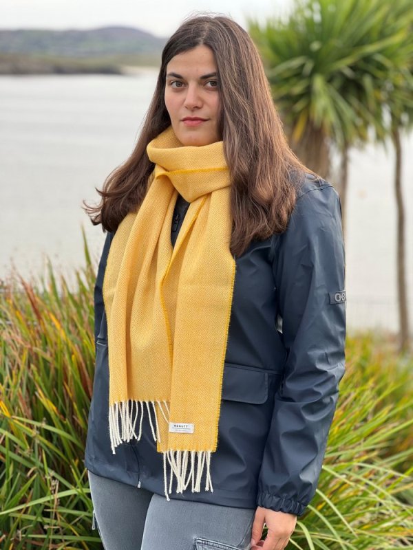 Echarpe en laine d’agneau mérinos – Jaune à chevrons – McNutt of Donegal - sur modèle