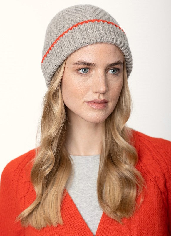 Bonnet Maille Côtelée et Chevrons en laine mérinos et cachemire avec bande contrastée – Porridge et Rouge Bouée – Fisherman Out of Ireland - côté