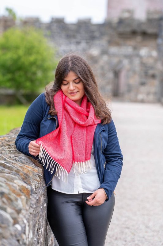 Echarpe en laine d’agneau mérinos – Rouge à large chevrons – McNutt of Donegal