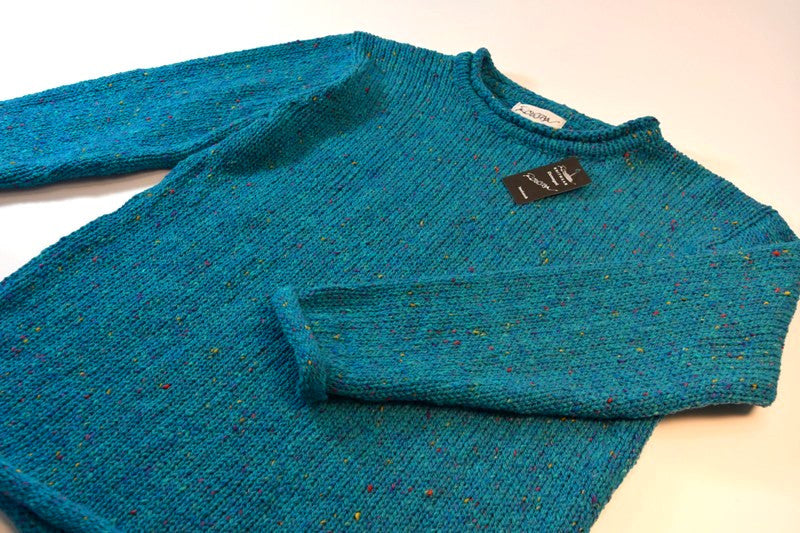 Pull Femme à col round et à bords roulotés – turquoise moucheté – Rossan Knitwear - détail