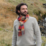 Echarpe en laine d'agneau - beige, orange, rouge et gris anthracite à carreaux - John Hanly - sur modèle