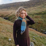 Echarpe en laine d'agneau - Moutarde, vert, bleu, orange et mûre à carreaux - John Hanly - sur modèle