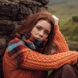Echarpe en laine d'agneau - Orange, bleu sarcelle et bleu jeans à carreaux - John Hanly - sur modèle