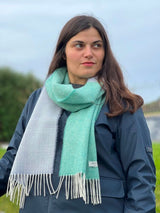 Echarpe en laine d’agneau mérinos Bondi Wave – McNutt of Donegal - sur modèle