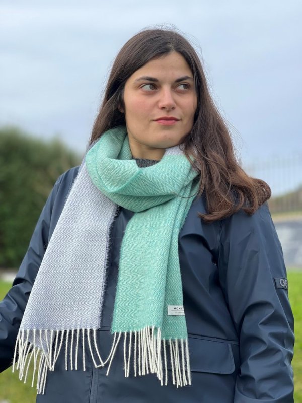 Echarpe en laine d’agneau mérinos Bondi Wave – McNutt of Donegal - sur modèle