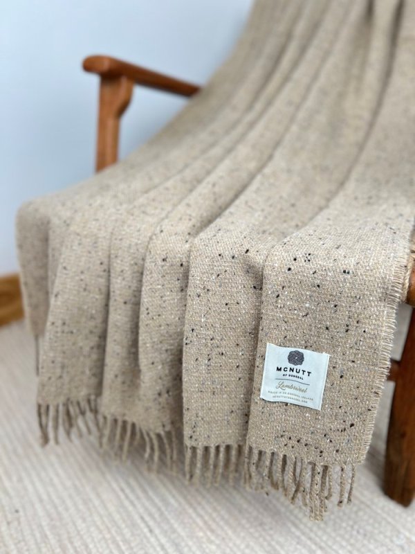 Couverture tweed laine d’agneau - Inishkeel - McNutt of Donegal - sur fauteuil