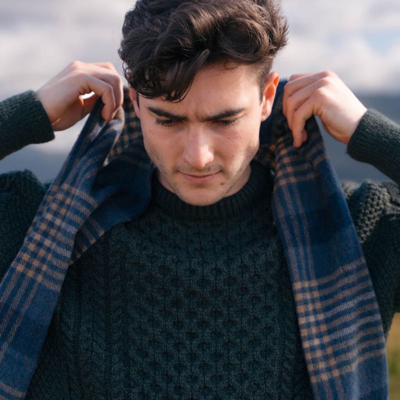 Echarpe en laine d'agneau - bleu denim, bleu marine et beige à carreaux - John Hanly - sur modèle 2