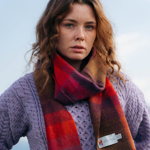 Echarpe en laine d'agneau - violet, rouge et marron à carreaux - John Hanly - sur modèle