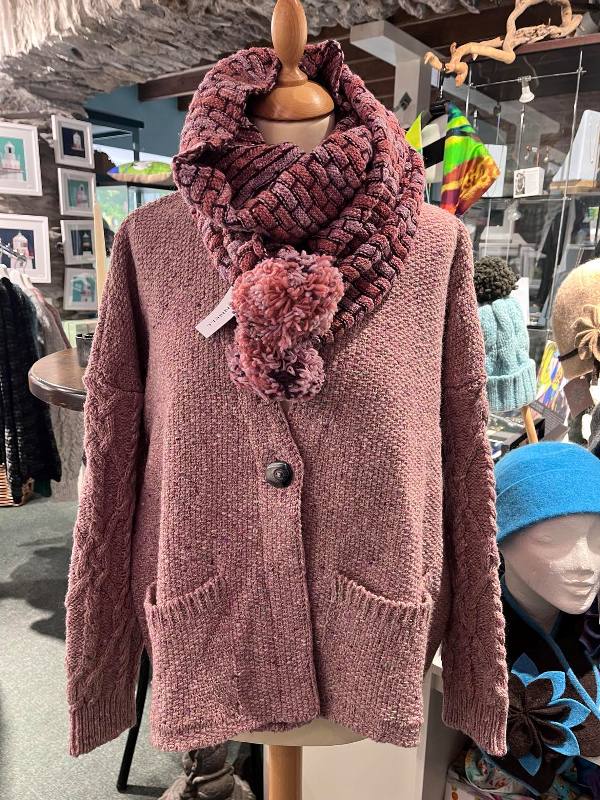 Veste Manches Aran Limonade et écharpe pompom Candy - McConnell - sur buste