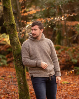 Pull à capuche – Porridge et marron – Rossan Knitwear- sur modèle