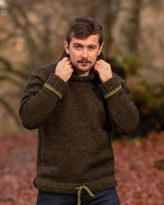 Pull à capuche – vert foncé et vert – Rossan Knitwear- sur modèle