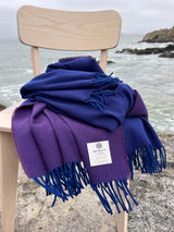 Couverture en laine d'agneau mérinos - Genévrier réversible  -  McNutt of Donegal - sur chaise