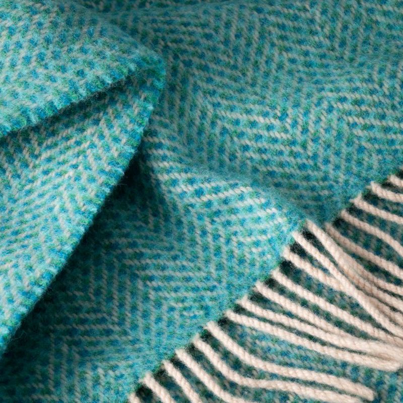 Couverture en laine mérinos et cachemire – aqua et vert à chevrons - John Hanly - détail