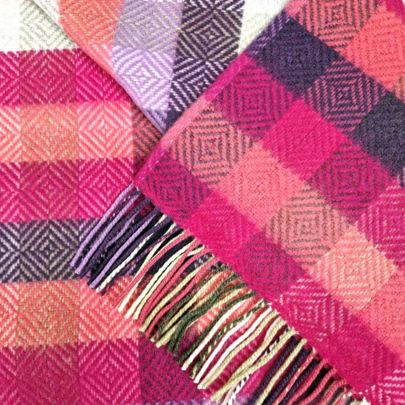 Couverture en laine mérinos et cachemire – rose, mauve et violet à chevrons diamant - John Hanly - détail