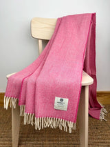 Couverture en laine d'agneau mérinos - Rose Framboise à Chevrons -  McNutt of Donegal - sur chaise