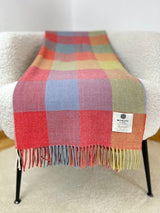 Couverture en laine d’agneau mérinos – Starburst - McNutt of Donegal - sur fauteuil