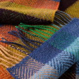 Echarpe mérinos et cachemire – Moutards, orange et bleu à chevrons diamant – John Hanly - gros plan