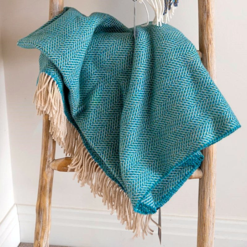Couverture en laine mérinos et cachemire – aqua et vert à chevrons - John Hanly - sur échelle