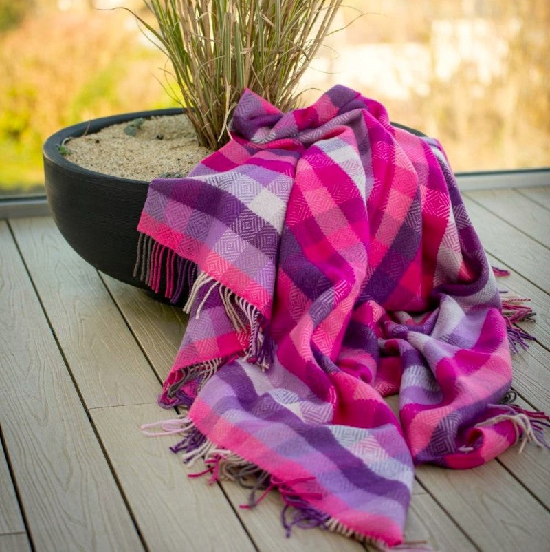 Couverture en laine mérinos et cachemire – rose, mauve et violet à chevrons diamant - John Hanly - sur terrace