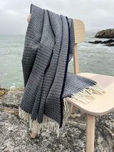 Couverture en laine d'agneau mérinos - Ondulation - bleu marine -  McNutt of Donegal - sur chaise