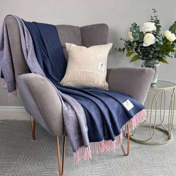Couverture en laine d'agneau mérinos - Myrtille Crush réversible  -  McNutt of Donegal