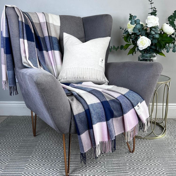 Couverture en laine d’agneau mérinos – Chic - McNutt of Donegal - sur fauteuil