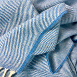 Couverture en laine d'agneau mérinos -Bleu barbeau à Chevrons -  McNutt of Donegal - détail