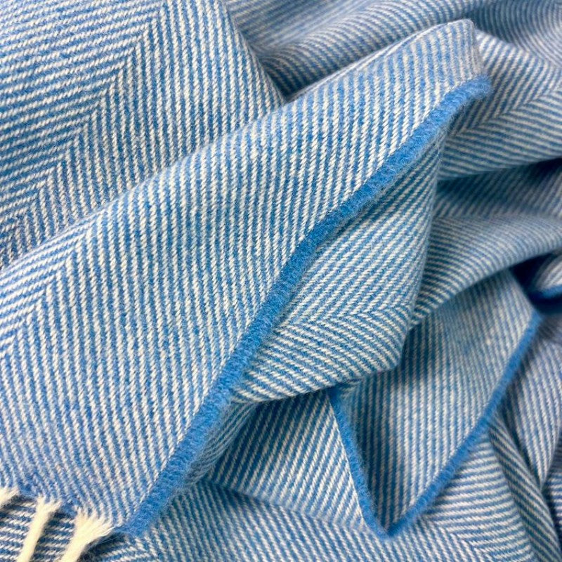 Couverture en laine d'agneau mérinos -Bleu barbeau à Chevrons -  McNutt of Donegal - détail
