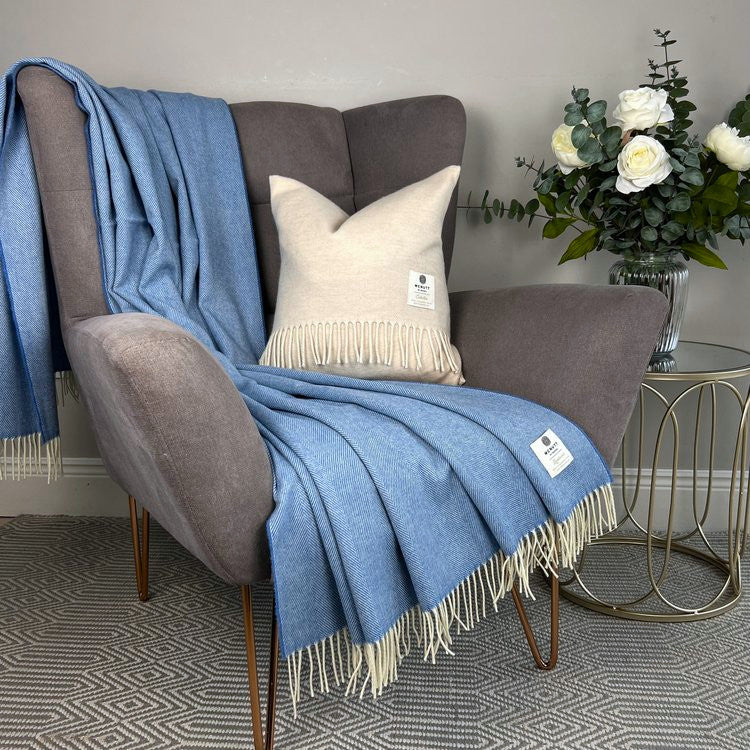 Couverture en laine d'agneau mérinos -Bleu barbeau à Chevrons -  McNutt of Donegal - sur fauteuil