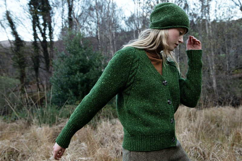 Gilet raglan et à torsades - Shamrock - Fisherman Out of Ireland - sur modèle, côté