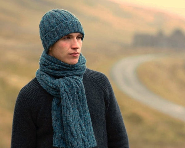 Bonnet en Maille Côtelée – bleu sarcelle et gris – Fisherman Out of Ireland - on model