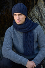 Bonnet en Maille Côtelée et écharpe à torsade – Silent Night – Fisherman Out of Ireland - sur modèle