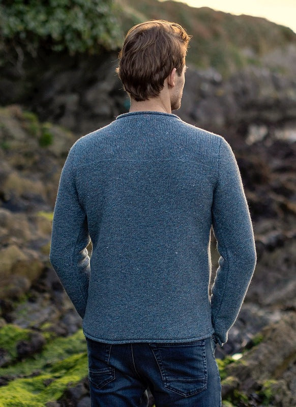 Pull à col round avec bouton bûchette et à bords roulottés – Blue Smoke – Fisherman Out of Ireland - dos
