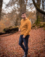 Pull à col round et à bords roulotés – jaune – Rossan Knitwear - sur modèle