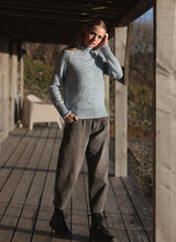 Pull à emmanchures marteau et à bords roulottés – Blue Mist - Fisherman Out of Ireland - sur modèle