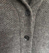 Gilet alpaga à col châle et à maille chargée - Fumée - Fisherman Out of Ireland - détail