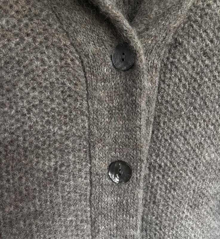 Gilet alpaga à col châle et à maille chargée - Fumée - Fisherman Out of Ireland - détail