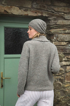 Gilet alpaga à col châle et à maille chargée - Fumée - Fisherman Out of Ireland, sur modèle, dos