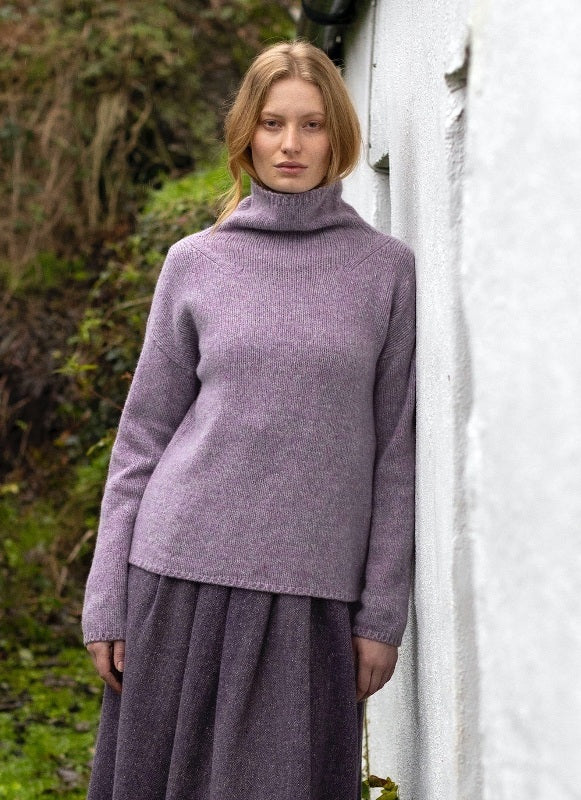 Pull Slouchy à col cheminée haut - Lilas - Fisherman Out of Ireland - sur modèle