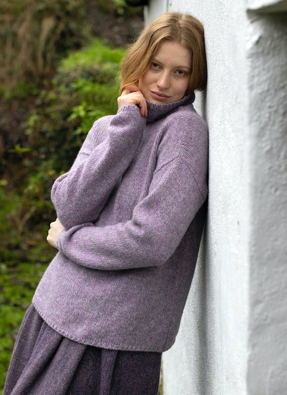 Pull Slouchy à col cheminée haut - Lilas - Fisherman Out of Ireland - sur modèle,  côté