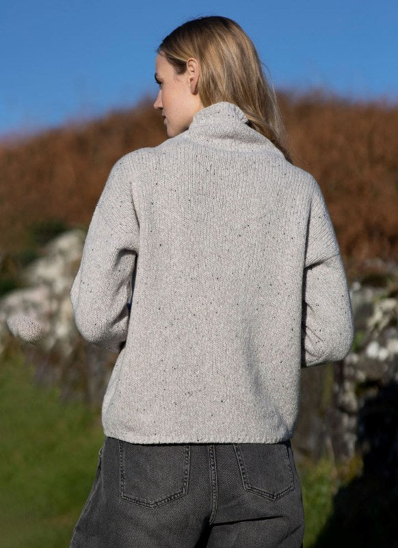 Pull Slouchy à col cheminée haut - Oyster - Fisherman Out of Ireland - sur modèle dos