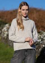 Pull Slouchy à col cheminée haut - Oyster - Fisherman Out of Ireland - sur modèle