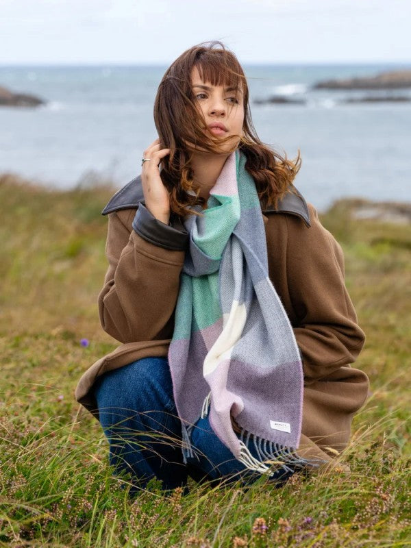 Echarpe en laine d’agneau mérinos – Vert menthe et fumée à carreaux – McNutt of Donegal - sur modèle