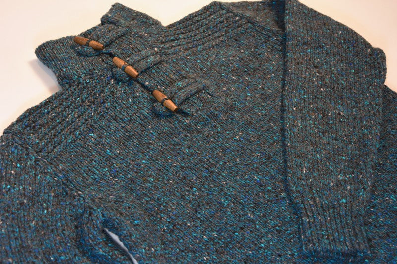 Toggle Buttoned Collar Jumper - Teal Grey - Fisherman Out of Ireland - détailPull col montant avec boutons bûchette en bois – bleu sarcelle et gris - Fisherman Out of Ireland - détail