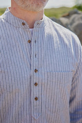 Chemise Grand-père Vintage en coton - Ivoire à rayures gris ardoise - Lee Valley - sur modèle, détail poche