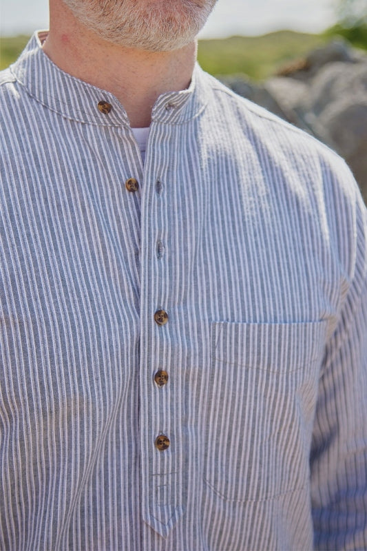 Chemise Grand-père Vintage en coton - Ivoire à rayures gris ardoise - Lee Valley - sur modèle, détail poche
